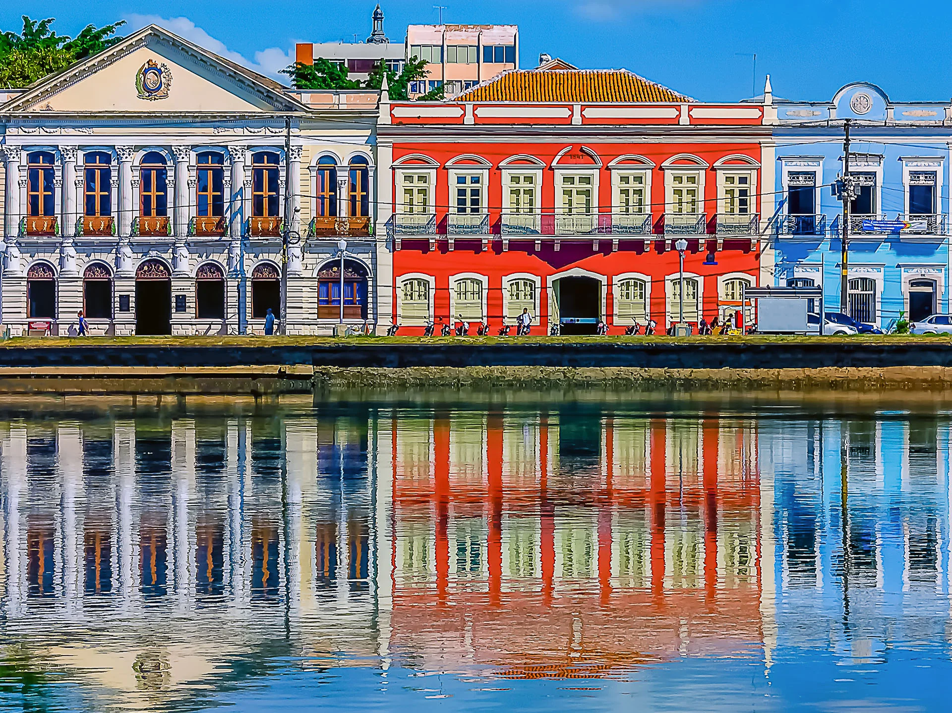Casario colorido refletido no rio Capibaribe